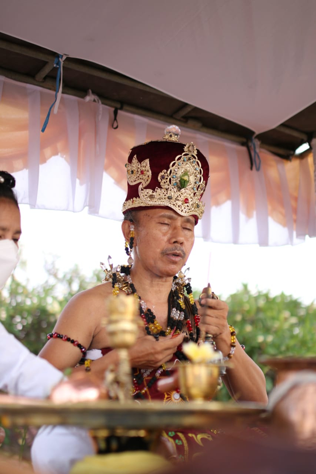 Seorang pedanda memimpin upacara melukat - IST