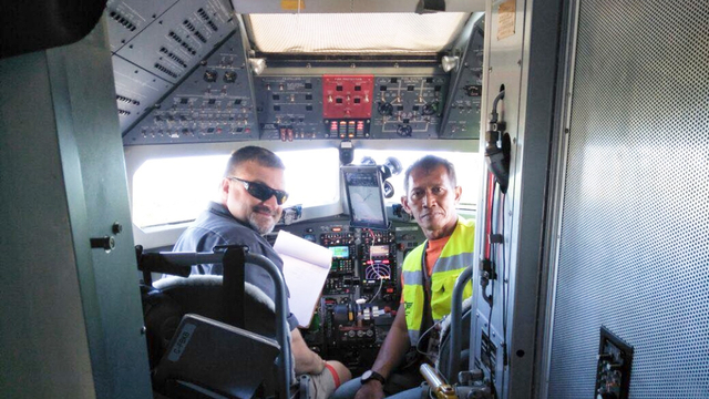 Pilot Smart Air, Rahayu Kuntardi (kanan) saat bertugas. (Dok foto: instagram @rahayu_kuntardi) 