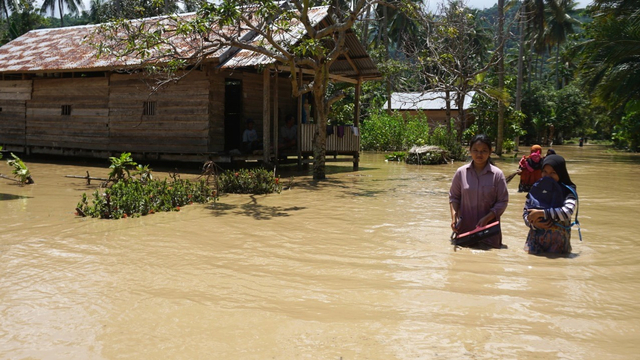 Banjir di Desa Kabuloang, Kabupaten Mamuju, Sulawesi Barat, Senin (25/10/2021). Foto: Dok. Istimewa