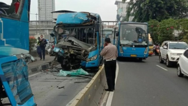 Bus TransJakarta yang alami kecelakaan di Cawang (25/10/2021). Foto: Satlantas Polres Metro Jaktim via Antaranews