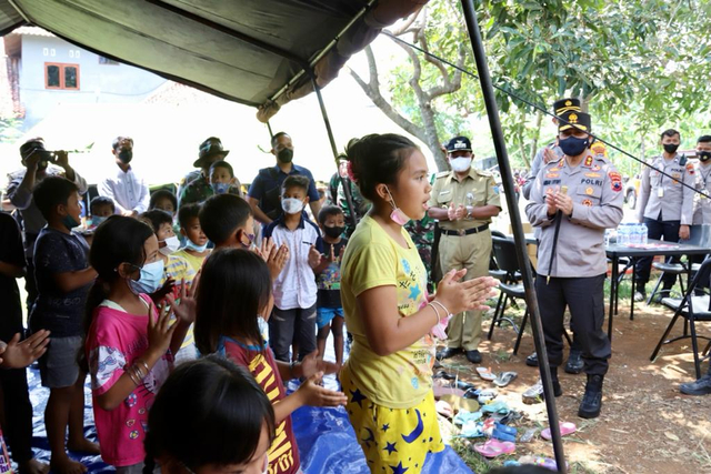 Anak-anak korban gempa Semarang di tenda darurat. Foto: Dok. Polda Jateng