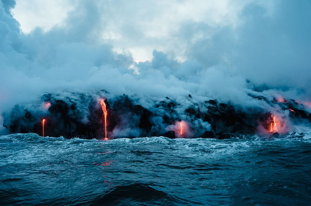 Ilustrasi letusan gunung berapi di bawah laut. Foto: Pxfuel