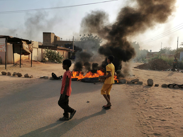 Warga memasang barikade jalan dari batu dan ban saat kudeta militer di Khartoum, Sudan, Senin (25/10/2021). Foto: El Tayeb Siddig/ Reuters