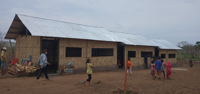 Keterangan foto: Gedung sekolah darurat SDK 1 Lewotolok di lokasi Koliwowor yang bakal dimanfaatkan oleh siswa dari Amakaka. Foto: Teddi Lagamaking.