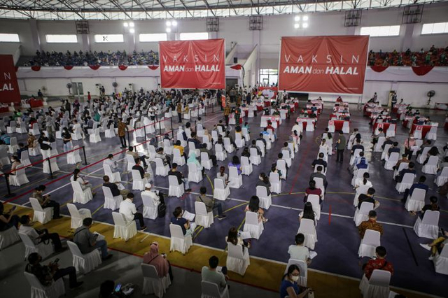 Vaksinasi Massal yang diadakan di Terminal Kampung Rambutan, DKI Jakarta pada Kamis, 10 Juni 2021 (ANTARA FOTO/Fauzan)