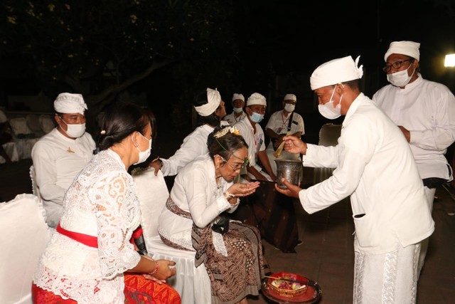 Sebelum menjalani upacara Sudhi Wadani (masuk Hindu-red), Sukmawati telah menjalani upacara melukat - IST