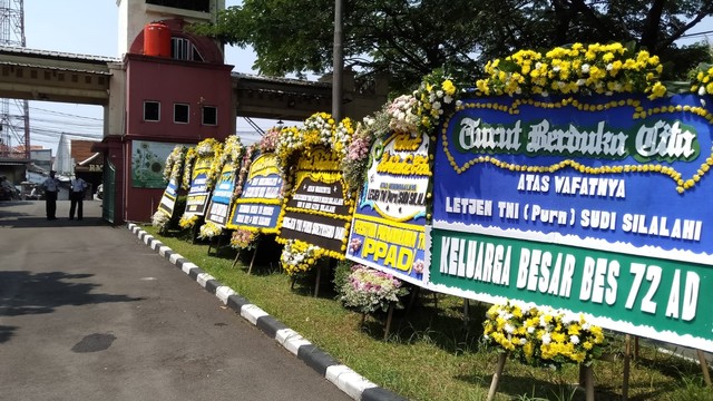 Deretan Karangan Bunga Belasungkawa Penuhi Rumah Duka Sudi Silalahi di Bekasi (31381)