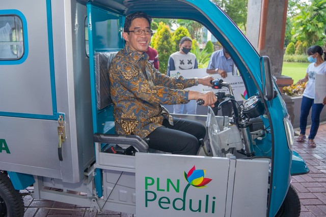 Direktur Utama PLN Zulkifli Zaini menjajal gerobak listrik untuk UMK di Denpasar, Bali. Foto: Dok PLN