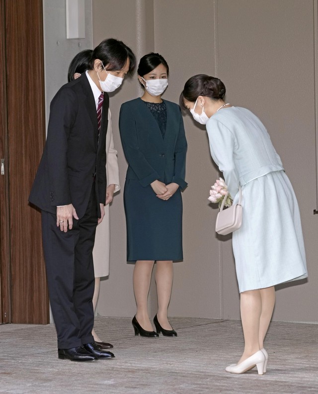 Princess Mako Jepang membungkuk kepada orang tuanya, Putra Mahkota Akishino dan Putri Mahkota Kiko,  sebelum meninggalkan rumahnya untuk pernikahannya di Akasaka Estate di Tokyo, Jepang, Selasa (26/10). Foto: Kyodo/via REUTERS