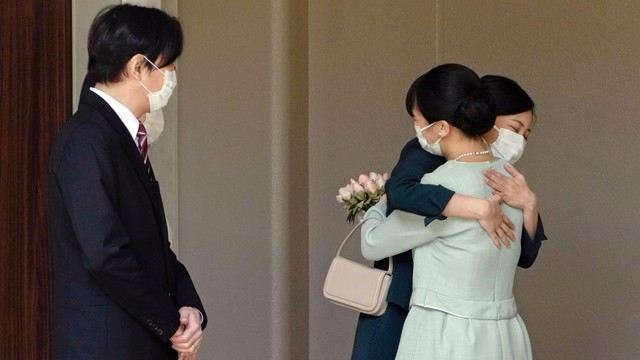 Princess Mako Jepang memeluk saudara perempuannya Putri Kako sebelum meninggalkan rumahnya di Akasaka Estate di Tokyo, Jepang, untuk pernikahannya, Selasa (26/10). Foto: Kyodo/via REUTERS