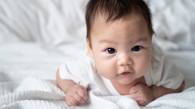 Nama bayi laki-laki yang bagus dan keren untuk anak kelahiran bulan November. Foto: Shutterstock