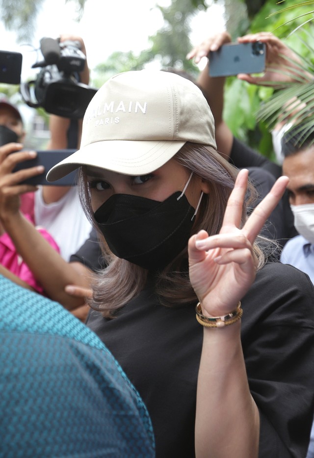 Penyanyi dangdut Ayu Ting Ting saat ditemui wartawan usai melaporkan terkait pencemaran nama baik melalui Undang Undan ITE di SPKT Polda Metro Jaya, Jakarta, Selasa, (26/10). Foto: Agus Apriyanto