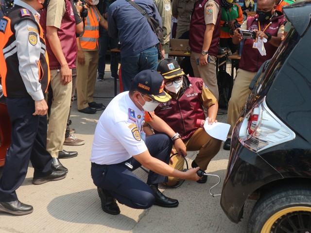 Kepada Dinas Perhubungan Syafrin Liputo dan Kepala Dinas Lingkungan Hidup DKI Jakarta Asep Kuswanto dalam Apel Persiapan Pelaksanaan Penegakan Hukum (Tilang) Kendaraan Bermotor yang Tidak Uji Emisi Gas Buang, Selasa (26/10). Foto: Ghulam Muhammad Nayazri / kumparanOTO