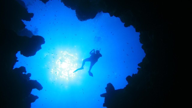 Menilik Blue Hole, Spot Diving Paling Berbahaya di Dunia yang Telan Banyak Nyawa (5120)