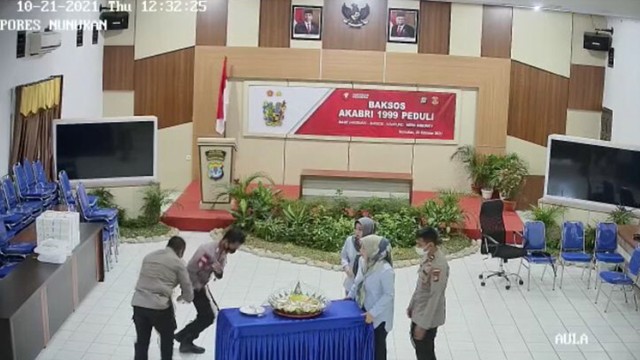 Kapolres Nunukan pukuli anak buah.  Foto: Dok. Istimewa