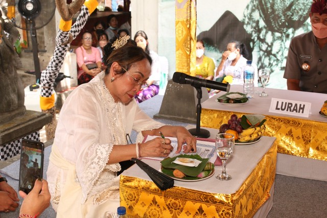 Sukmawati saat menandatangani pernyataan bahwa dirinya telah menjadi pemeluk agama Hindu - IST