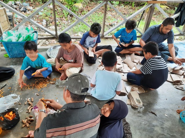 Anak-anak membantu di dapur umum untuk korban banjir di Masjid Abu Bakar Jalan Transito. Foto: Yusrizal/Hi!Pontianak