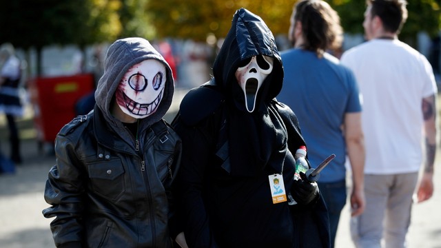 Para cosplayer di venue acara Comic Con 2021 Festival. Foto: REUTERS/Peter Nicholls