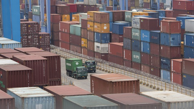 Truk peti kemas melintas di kawasan IPC Terminal Peti Kemas Pelabuhan Tanjung Priok, Jakarta. Foto: ANTARA FOTO/Aditya Pradana Putra