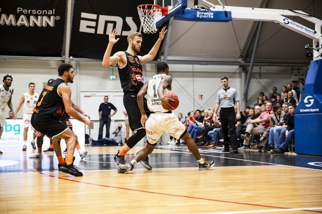 Ilustrasi cara menjaga lawan dalam basket agar tidak kebobolan. Foto: dok. https://unsplash.com/