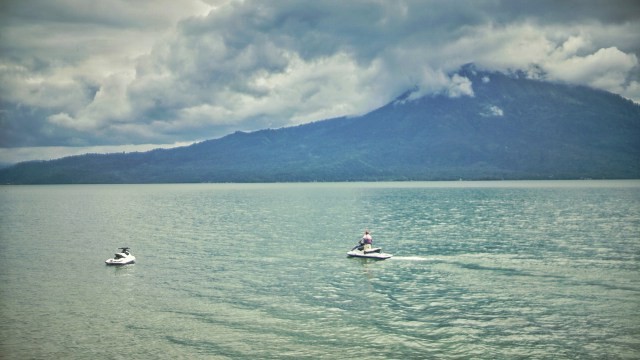 Gunung Seminung yang berada ditengah Danau Ranau menambah kesan eksotik objek wisata tersebut, Minggu (26/1) Foto: ary priyanto/Urban Id