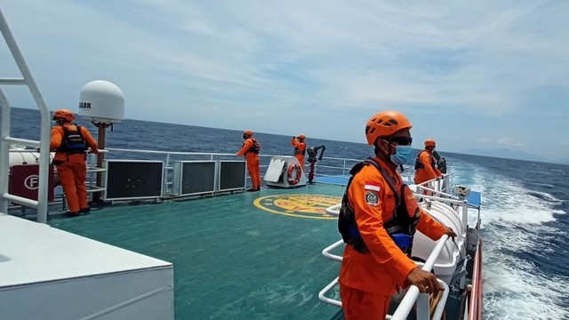Proses pencarian Kapal kargo KM Liberty 1 tenggelam akibat diterjang badai di perairan Bali utara. Foto: Dok. Istimewa