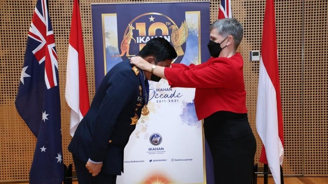Panglima TNI Marsekal TNI Hadi Tjahjanto dianugerahi tanda gelar kehormatan Honorary Officer of The Order of Australia in The Military Division dari pemerintah Australia. Foto: Puspen TNI