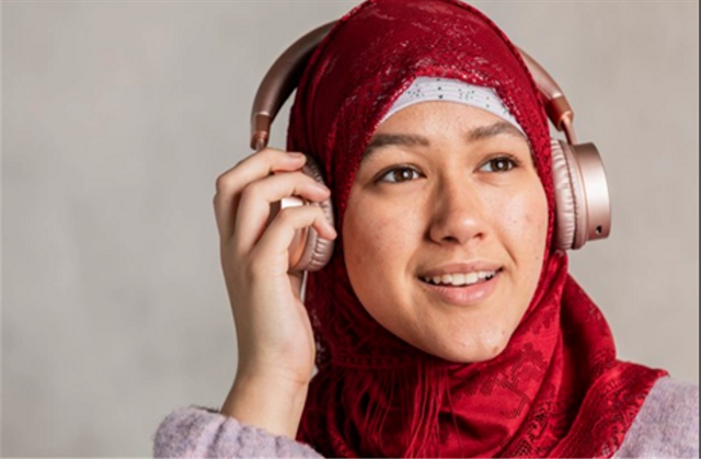 Ilustrasi wanita mendengarkan sholawat ana uhibbuka fillah. Sumber: www.freepik.com