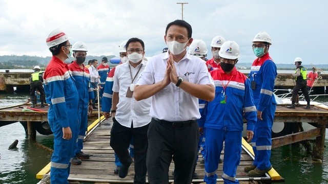 Basuki T Purnama mengunjungi Dockyard PT. Pertamina Trans Kontinental saat melakukan kunjungan kerja ke Sorong, Papua Barat, Senin (25/10/2021). Foto: Instagram/@basukibtp
