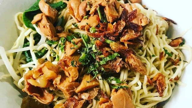 Menu favorit Mie Ayam Pak De yang bikin ngiler. Foto: ig mieayampakdesudirman.