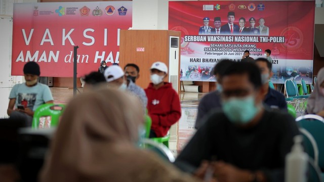 Suasana vaksinasi di Aceh. Foto: Abdul Hadi/acehkini
