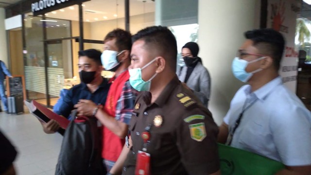 Terpidana korupsi saat digiring petugas ke Rumah Tahanan Negara (Rutan) Kelas II A Barelang. Foto: Rega/kepripedia.com