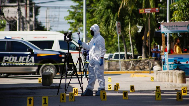 Anggota tim forensik mengumpulkan bukti penembakan yang terjadi pada 20 Oktober di restoran di Meksiko. Foto: REUTERS/Paola Chiomante