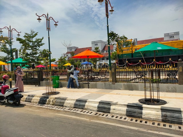 Pagar seng penutup Taman Pancasila Kota Tegal mulai dibuka, Rabu (27/10/2021). (Foto: Setyadi)