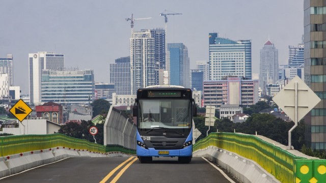 Bus Transjakarta Koridor 13 Tendean-Ciledug Foto: ANTARA FOTO/Galih Pradipta