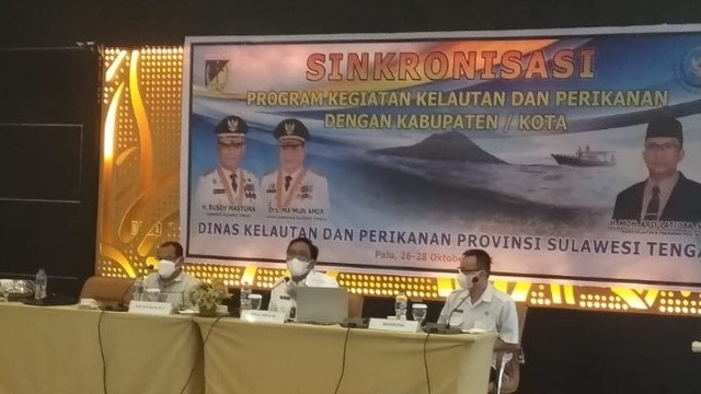 Kepala Dinas Kelautan dan Perikanan Provinsi Sulawesi Tengah Arif Latjuba memaparkan materi pada Sinkronisasi Program Kegiatan Bidang Kelautan dan Perikanan dengan kabupaten kota tahun 2021, Rabu (27/10), di Swiss Belthotel Palu. Foto: Tim Palu Poso