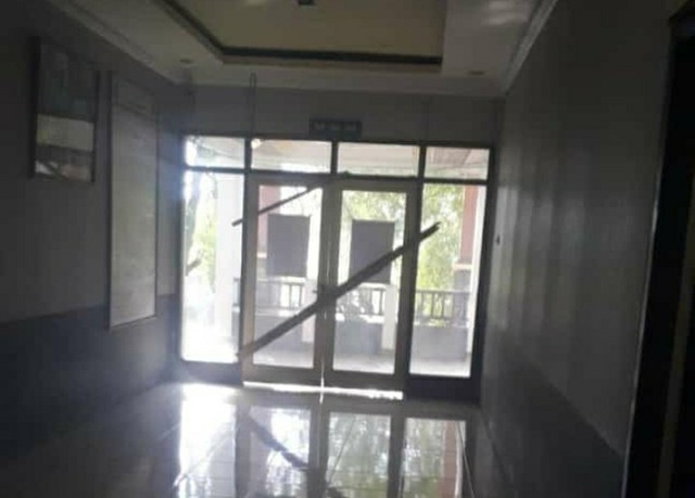 Tampak pintu lantai dua kantor Satpol PP Kota Ternate dipalang menggunakan kayu. Foto: Istimewa