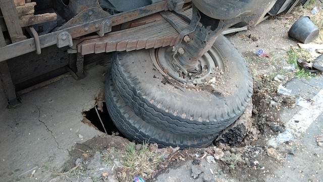 Truk Muatan Jagung Curah Terguling, Para Sopir Truk di Lampung Bantu Evakuasi (3)