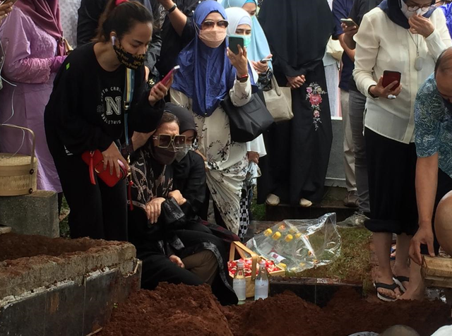 Suasana Pemakaman Oddie Agam yang Penuh Haru dan Dihadiri Chintami Atmanagara (26156)