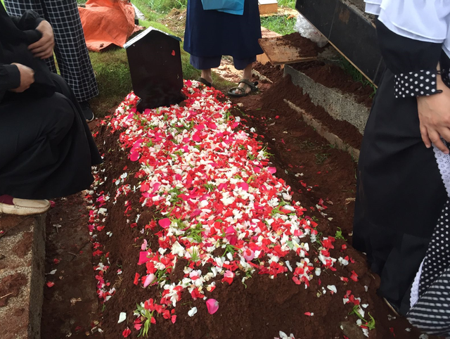 Suasana Pemakaman Oddie Agam yang Penuh Haru dan Dihadiri Chintami Atmanagara (26157)