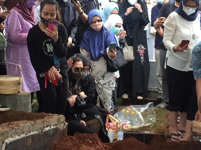 Suasana Pemakaman Oddie Agam, TPU Menteng Pulo, Jakarta Selatan, Rabu (27/10)
 Foto: Giovanni/kumparan
