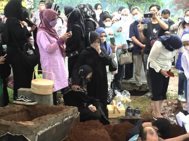 Suasana Pemakaman Oddie Agam, TPU Menteng Pulo, Jakarta Selatan, Rabu (27/10)
 Foto: Giovanni/kumparan
