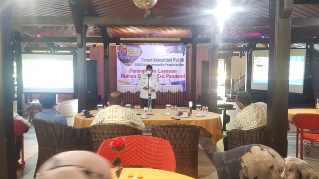 Wakil Bupati Kotawaringin Barat, Ahmadi Riansyah membuka pelaksanaan forum konsultasi publik yang digelar oleh Rumah Sakit Sultan Imanudin (RSSI). Foto: Lukman Hakim/InfoPBUN