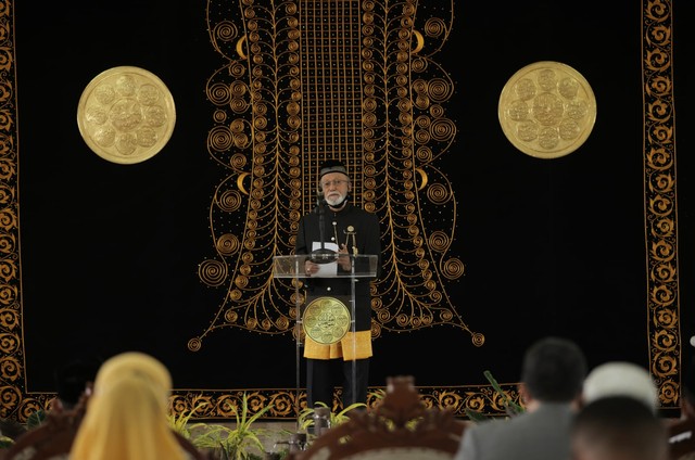 Wali Nanggroe Aceh PYM Teungku Malik Mahmud Al-Haythar menyampaikan sambutan pada pengukuhan Anggota Majelis Tuha Peut Periode 2021-2026 di Pendopo Wali Nanggroe, Rabu (27/10). Foto: Abdul Hadi/acehkini