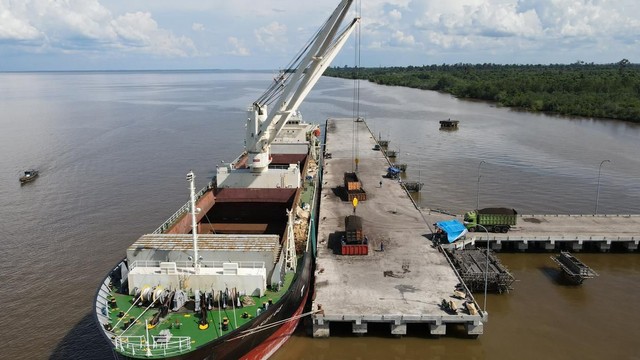 KAPAL berbendera Panama, MV Hosei 68 bersiap untuk lepas jangkar dengan membawa 10.600 metric ton cangkang kelapa sawit dari Pelabuhan Industri Tanjung Buton, Siak, Riau, Rabu (27/10/2021). 