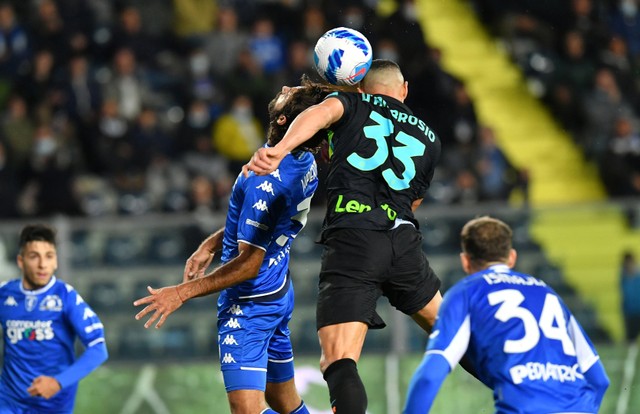 Pemain Inter Milan Danilo D'Ambrosio mencetak gol pertama mereka saat melawan Empoli di Stadio Carlo Castellani, Empoli, Italia, Rabu (27/10/2021). Foto: Jennifer Lorenzini/Reuters