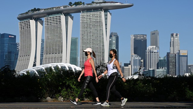 Warga berjalan dan jogging di sepanjang penghubung taman di Marina Bay East, Singapura.  Foto: ROSLAN RAHMAN / AFP