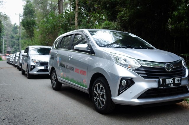 Beberapa unit test New Daihatsu Sigra terpakir di kawasan Cikole, Lembang, Bandung, Jawa Barat. Foto: Daihatsu