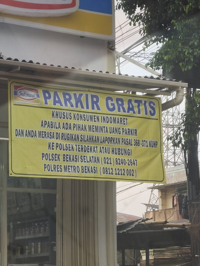 Viral Spanduk Indomaret Minta Pelanggan Lapor Polisi Jika Dimintai Uang Parkir (103577)