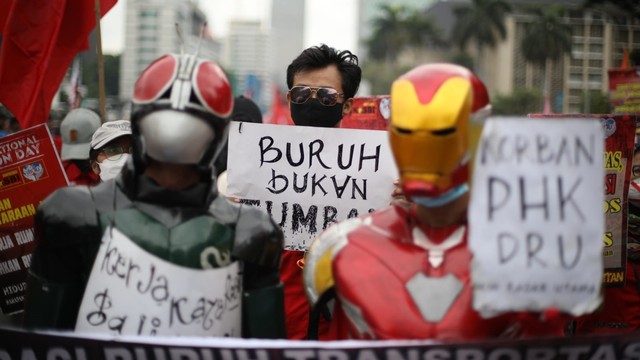 Massa mengenakan kostum saat demo di depan patung Arjuna Wijaya, Jalan Medan Merdeka Barat, Jakarta, Kamis (28/10). Foto: Aditia Noviansyah/kumparan